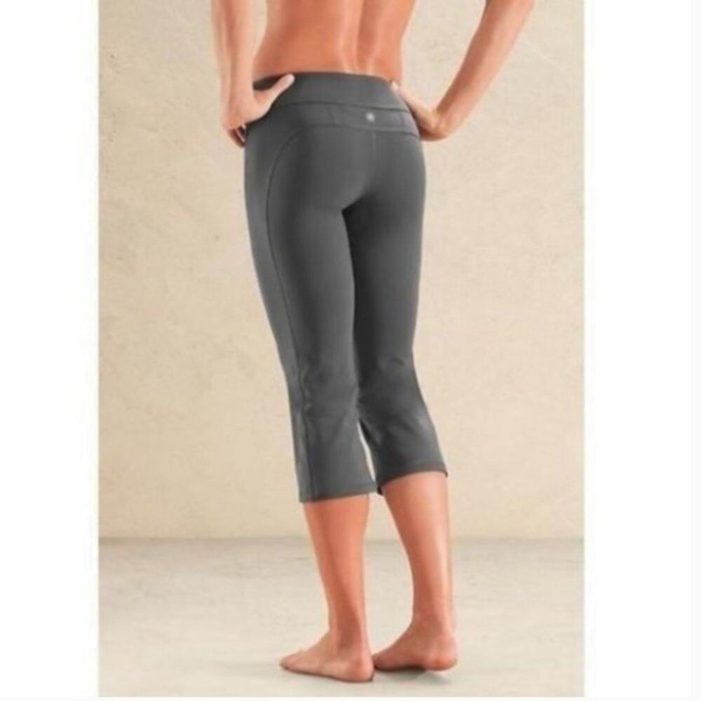 Athleta Kick Booty Capri Straight Leg Dark Gray
